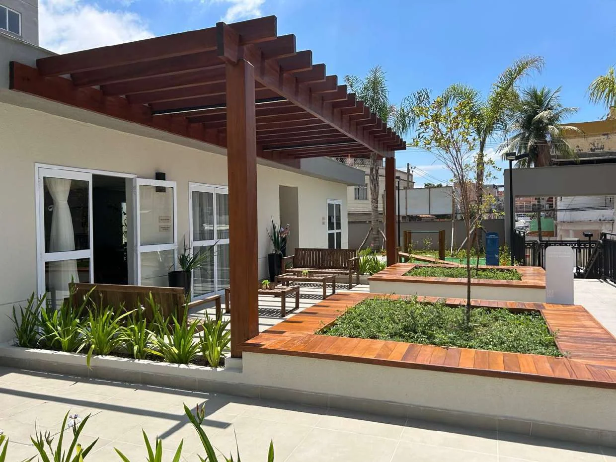 Paisagismo e área externa junto aos espaços infantis do Nova Irajá, em foto real.