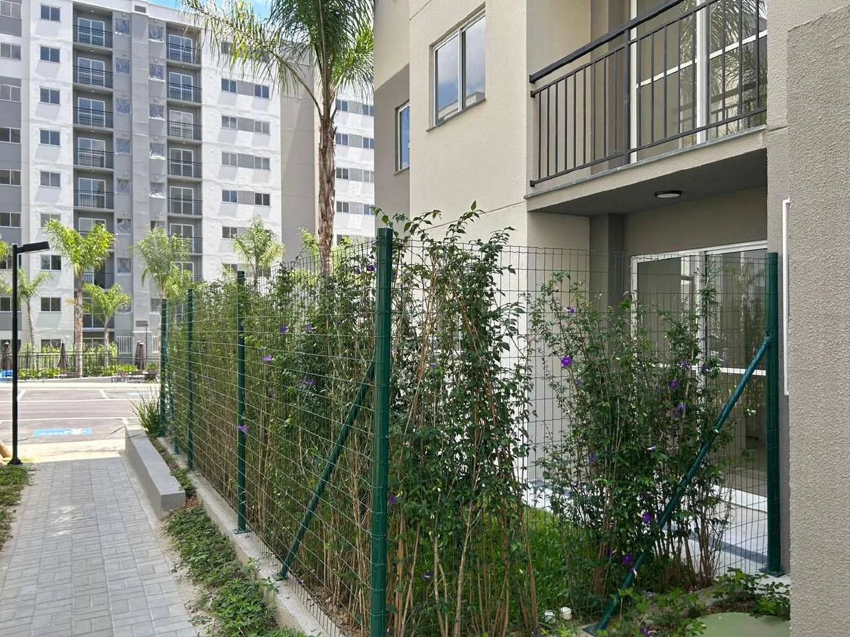 Caminho de pedestres junto aos blocos e jardins do Nova Irajá, em foto real.