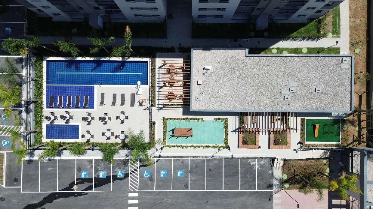 Foto aérea das piscinas e áreas de convivência do Nova Irajá.