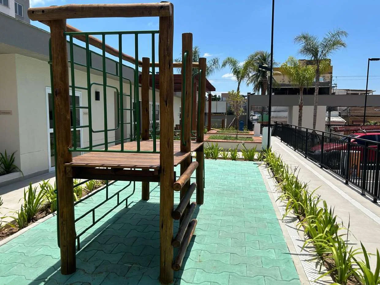 Brinquedos de madeira na área externa infantil do Nova Irajá, em foto real.