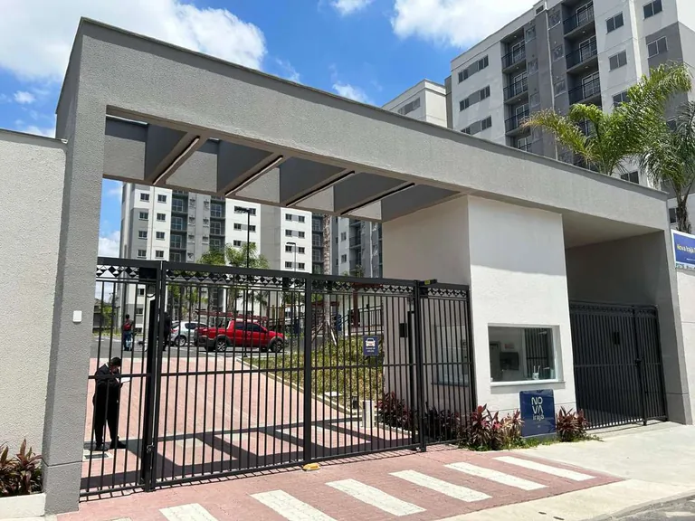 Portaria e blocos do Nova Irajá na Rua Citéria, em foto real do condomínio.