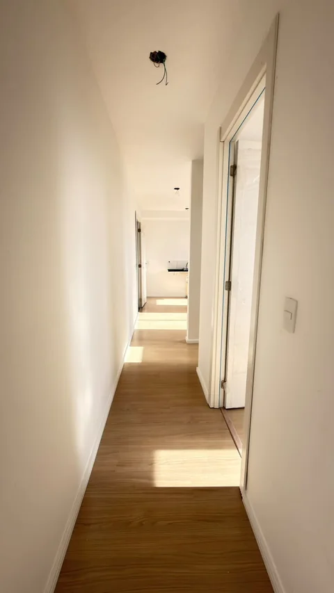 Vista do corredor em direção à cozinha no apartamento visitado