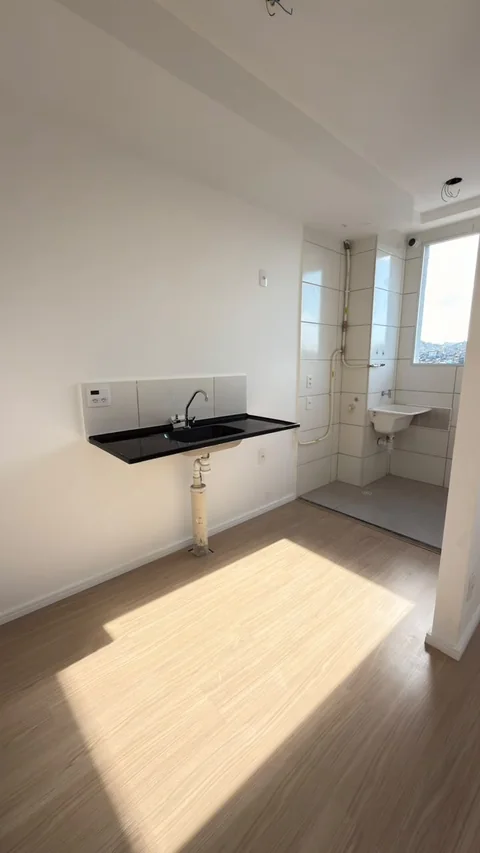 Bancada da cozinha e área de serviço no apartamento visitado