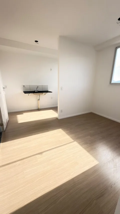Sala integrada à bancada da cozinha no apartamento visitado