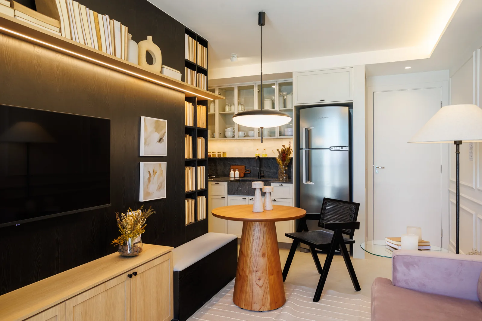 Sala de apartamento decorado de um quarto em Niterói