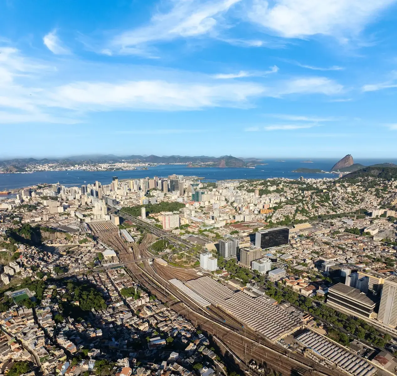 Vista aérea da região central do Rio de Janeiro com Praça Onze, Centro e Baía de Guanabara