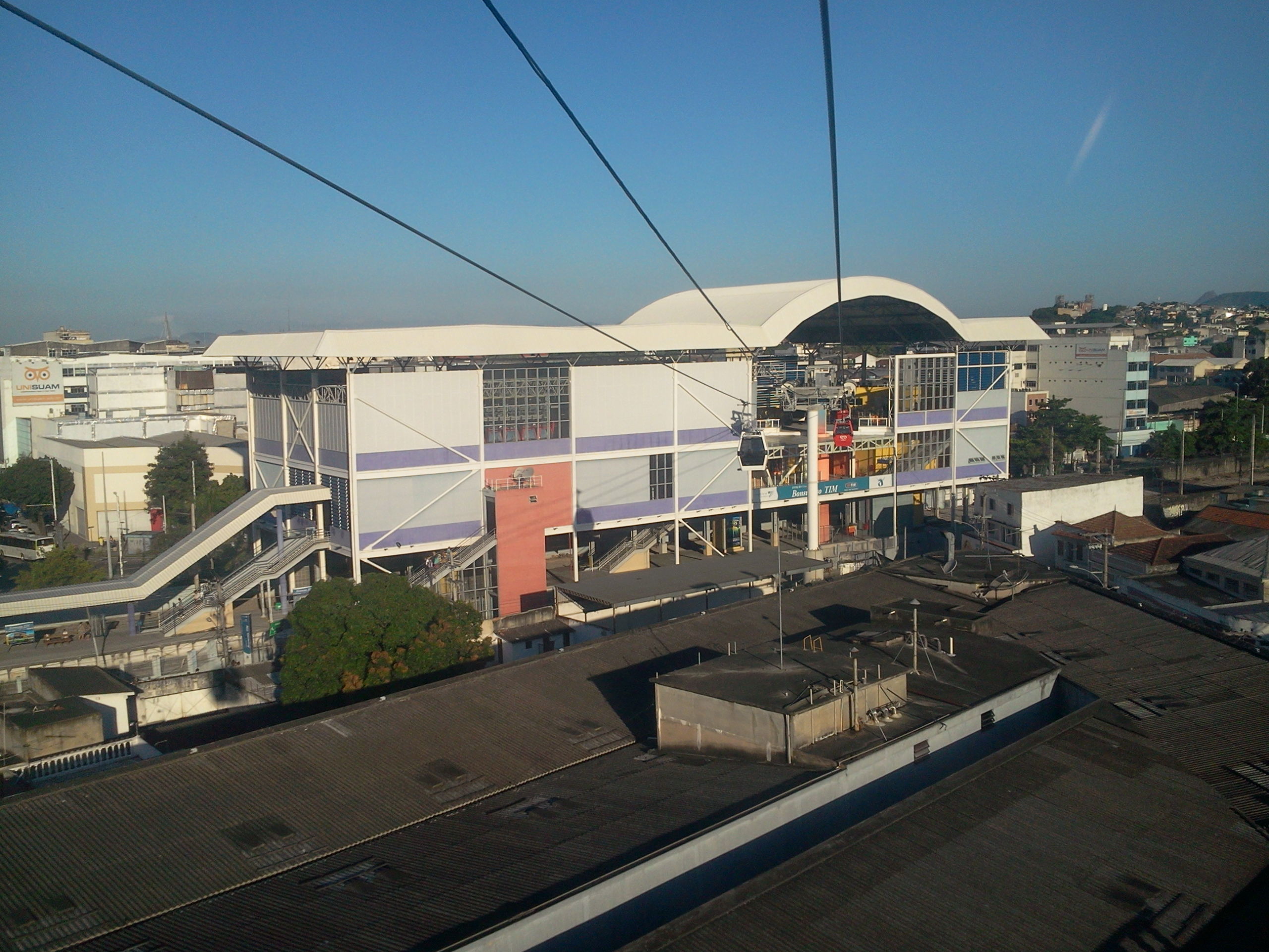 Estação Bonsucesso vista do alto com a mobilidade da região