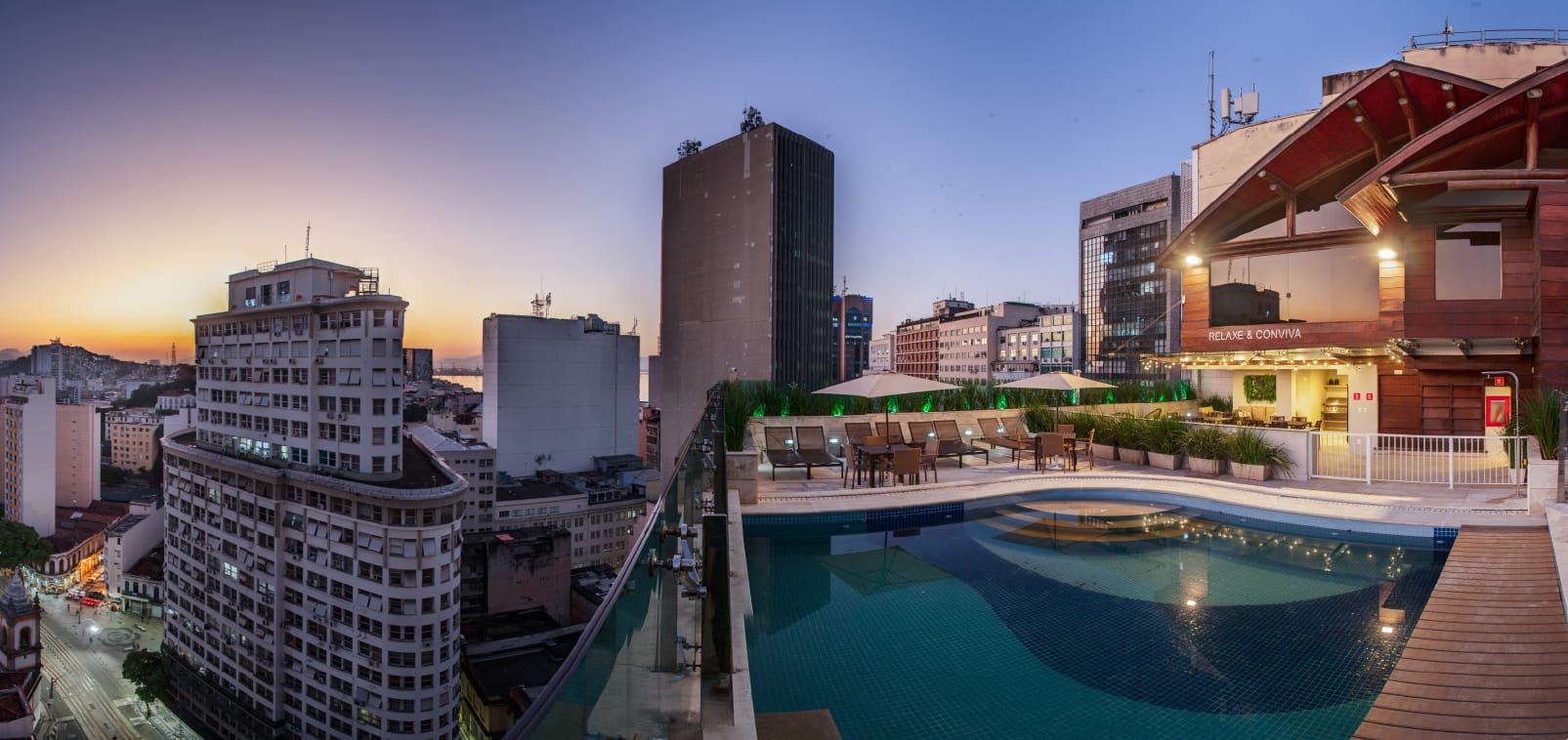 Área de lazer rooftop com piscina e vista para o Centro do Rio de Janeiro